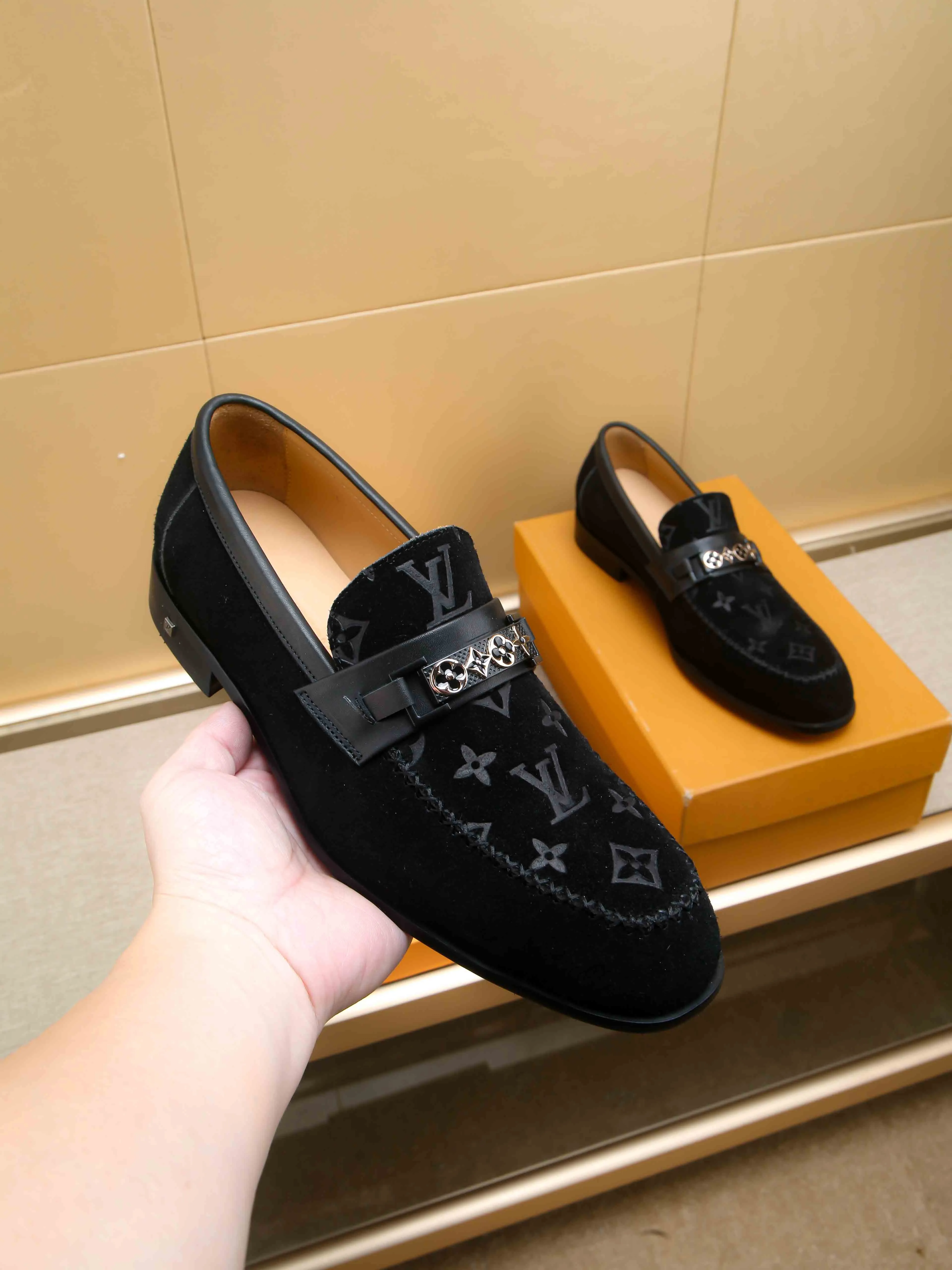 Men's shoes 💰 460 💰 Louis Vuitton LV ® 🆕 model 🔛Full shoe counter, first layer cowhide, 🐂leather lined casual shoes for men, super soft outsole, essential for driving. Counter synchronization, original first layer cowhide, completely 1:1 mold customization🌹top version, color optional! Number: 39-44 (customized at 38.45)